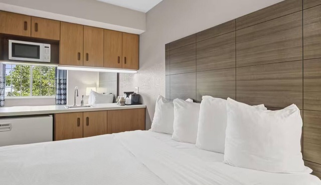 2 Streamlined Rooms w/Free Parking for Comfortable Short Stays