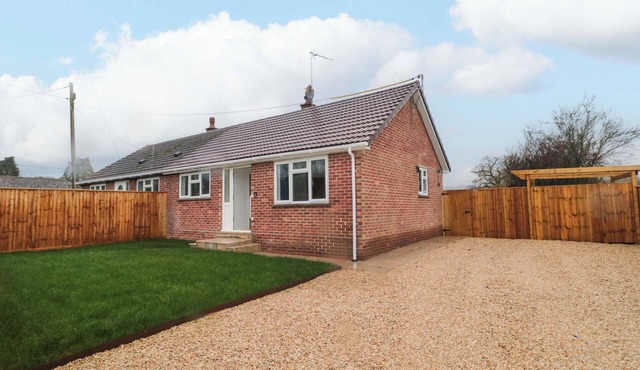 2 STROUD BUNGALOWS, pet friendly, with hot tub in Bourton, Dorset