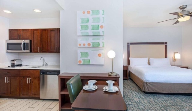 2 Studio Queens w/Hot Breakfast, Indoor Pool & Fitness Center Access!