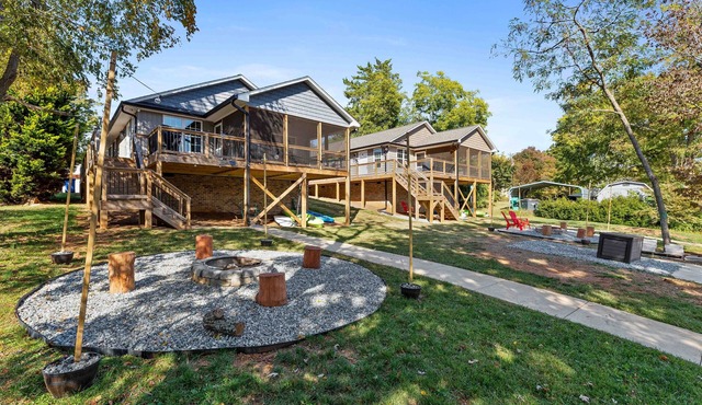 2 Stunning Lakefront Homes: Docks/Fire Pits/Kayaks