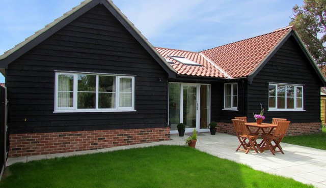 2 Suffolk Cottage - sleeps 4 guests in 2 bedrooms