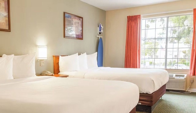 2 Suites | Steps from Beach & Downtown San Clemente | 2 Queen Beds | Free Parkin