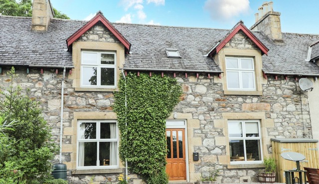2 SWORDALE COTTAGES, family friendly, with open fire in Evanton