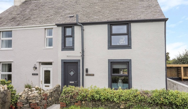 2 TAN RHIW, pet friendly, with open fire in Llanfairpwllgwyngyll