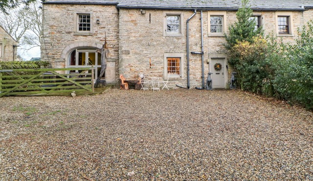 2 THE COACH HOUSE, pet friendly, with open fire in Romaldkirk