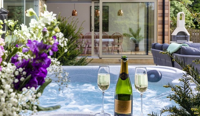 2 THE CROFT, luxury holiday cottage, with hot tub in Skipton