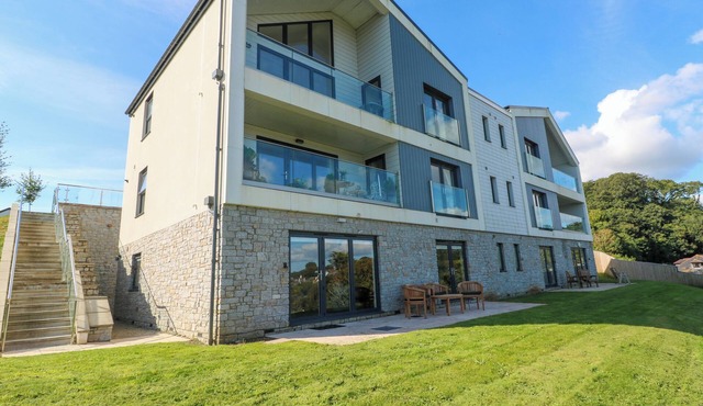 2 THE DUNES, country holiday cottage, with a garden in Falmouth