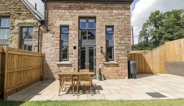 2 THE OLD SCHOOL, family friendly, with a garden in Ruspidge