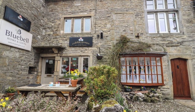 2 THE SQUARE, family friendly, with a garden in Grassington