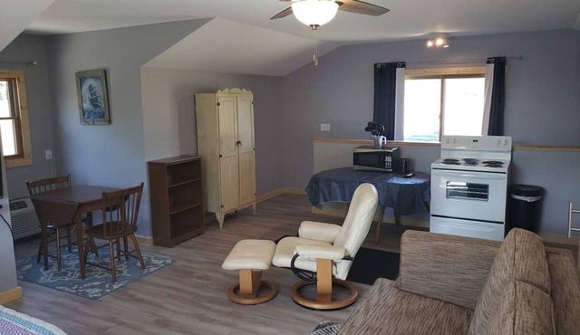 #2 Thomas' Parkside Cottages, 2nd floor Studio w/lake Huron privaten beachfront