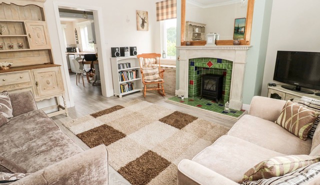 2 THOMPSONS BUILDINGS, pet friendly, with a garden in Morpeth