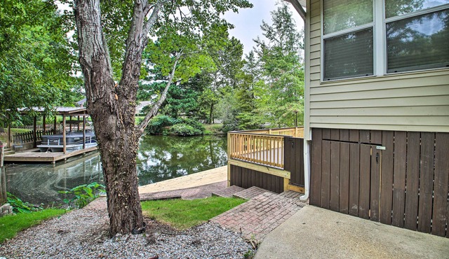 2-tier Deck & Boat Parking: Lake Hamilton Home
