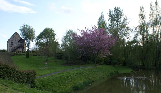 2 to 4 person gîte with pond near Caen