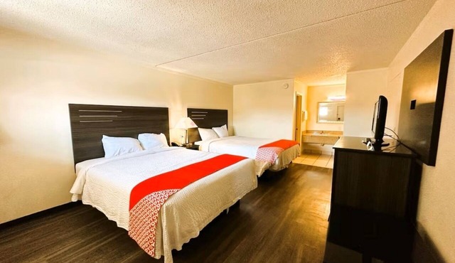 2 Travel Ready Rooms Near Hwy 90 - Outdoor Pool, Free Parking