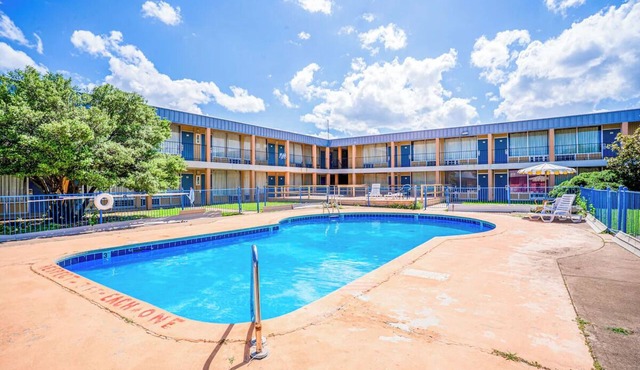 2 Traveler-Friendly Units w/Seasonal Pool Near Cameron University
