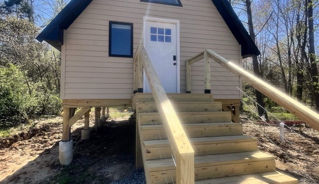 2 Treehouse Stay: Blonde and Brunette