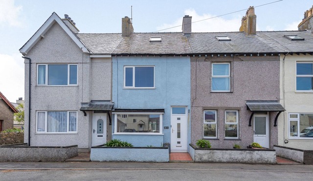 2 TREGOF TERRACE, pet friendly, country holiday cottage in Cemaes Bay