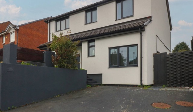 2 TREM Y DON, family friendly, character holiday cottage in Llysfaen