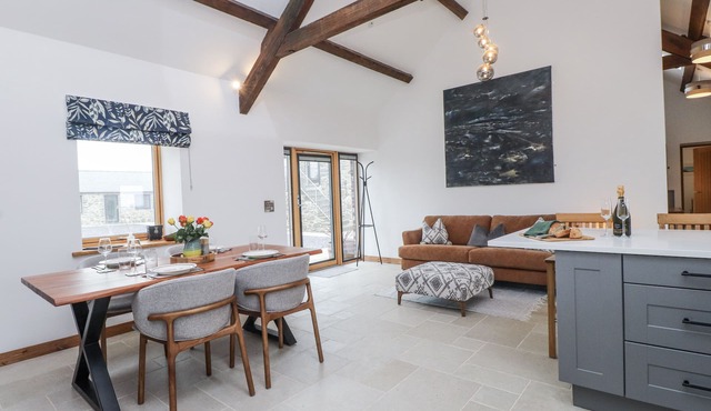 2 TREM Y MOR, pet friendly, with hot tub in Llanfachraeth