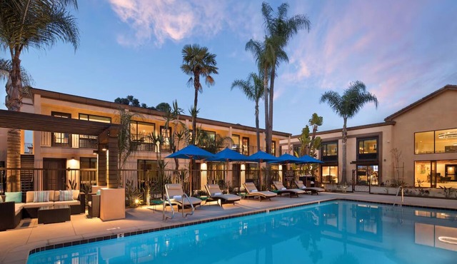 2 Twin Queen Rooms, The Cove Hotel, Heated Pool, Ready for Family Stay