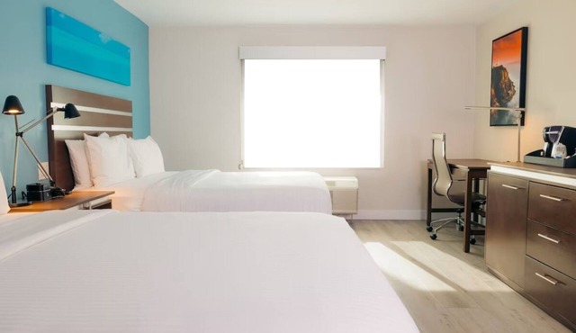 2 Twin Queen Rooms, The Cove Hotel, Heated Pool, Ready for Family Stay