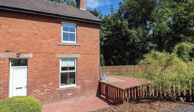 2 TWIZEL STATION COTTAGE, pet friendly, with open fire in Norham