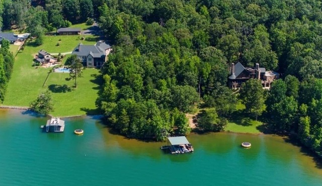 2 Unique Houses 17 acres Lakefront-15 bedrooms,