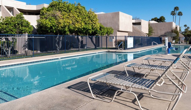 2 Unites! Full Kitchen, Outdoor Pool, Free Parking!