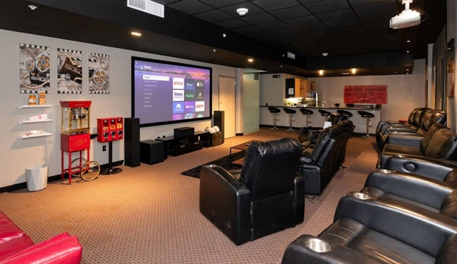 2 units in 1! Silver Screen Getaway - Downtown Dsm