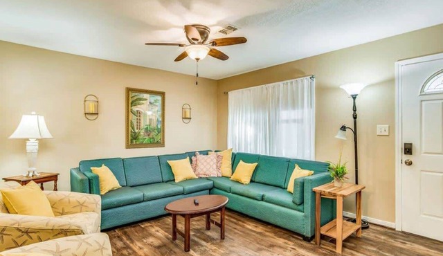 2 Units! Near Beach&Shopping-Brilliant in Bellview