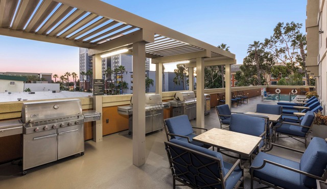 2 Units Retreat | Queen Beds | On-site Pool & Gym