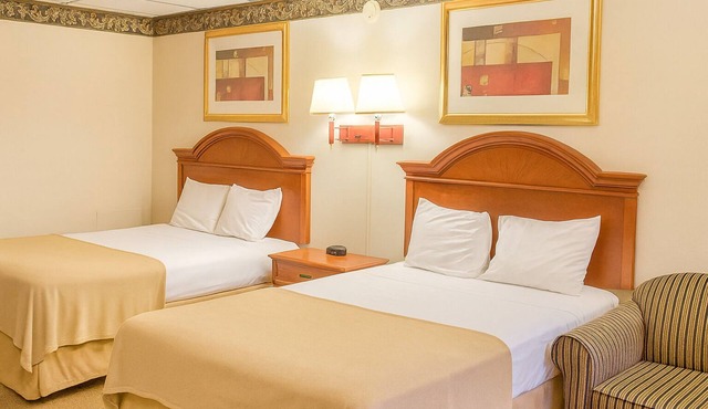 2 Units w/FREE Breakfast and Parking, Close to Zoo America, Hershey Park!