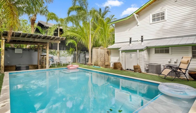 2 Units w/Heated Pool- 5BR WPB Retreat N Downtown