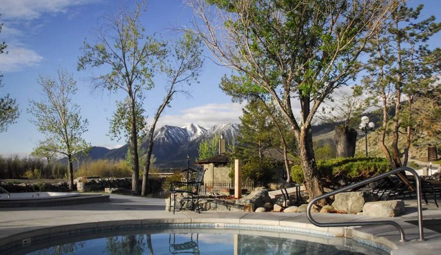2 Units with 2 Queen Beds | Modern Stay w/Historic & Therapeutic Hot Springs