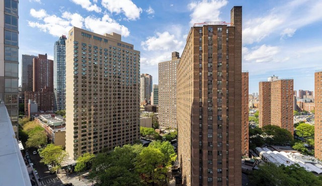 2 Units with 2 Queen Beds at Courtyard New York Manhattan/Upper East Side!