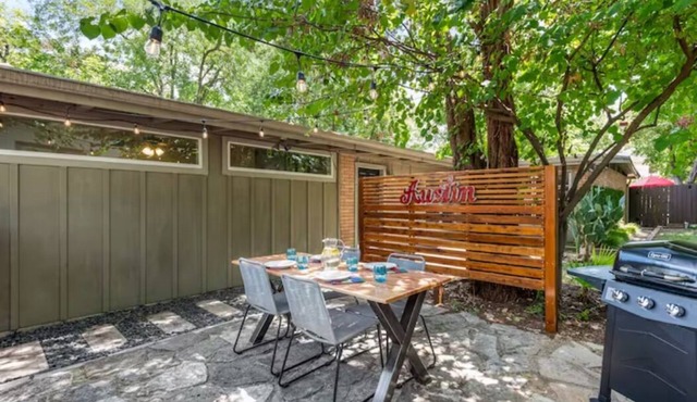 2 Units with 5 bedrooms, 10 Mins Downtown, Next to UT, Free parkingn