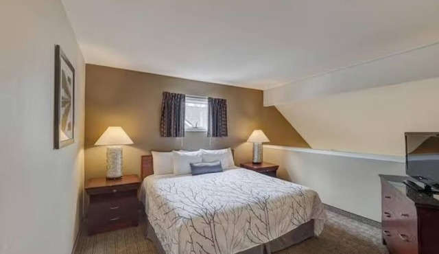 2 Urbana King Bed Rooms with Continental Breakfast near Crystal Lake Park