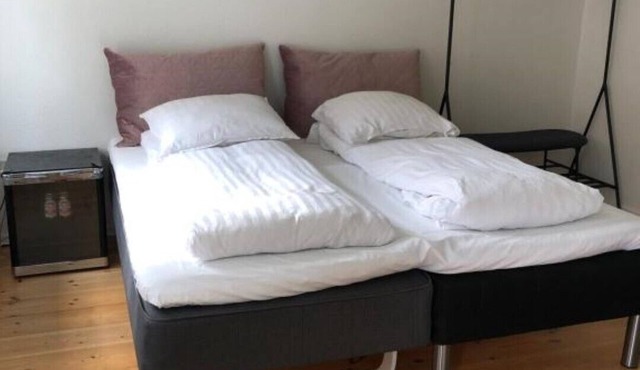 2 vær.lejlighed til 4 gæster dobbeltseng og køjeseng, tee køkken, bad og toilet