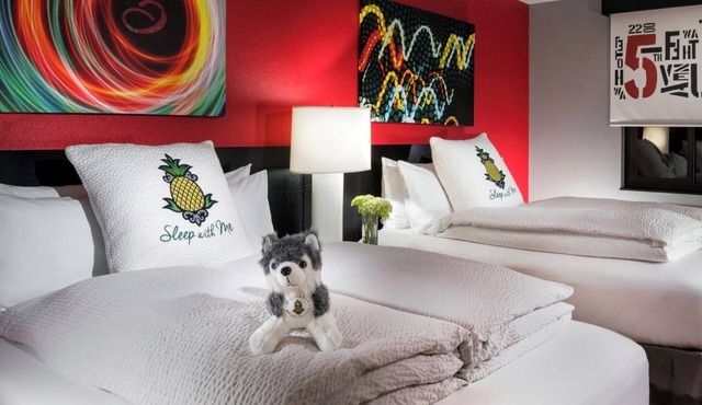 2 Vibrant Rooms Near Space Needle w/Designer Toiletries & Funky Decor