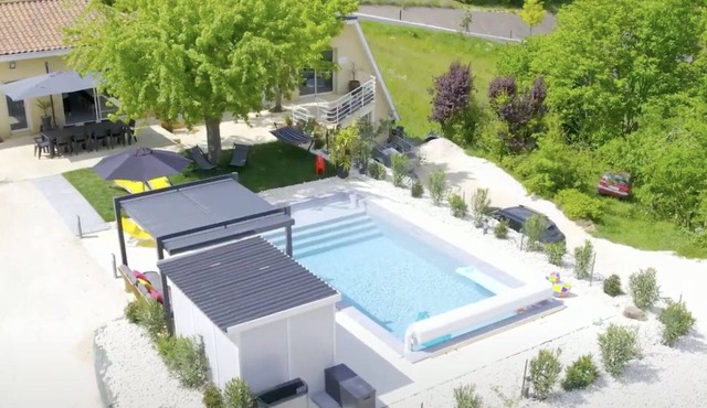 2 Villas - heated pools - 17/20 pers. - 500m from town center