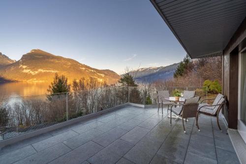 2 Villas with Lake and Mountain View 15 Minutes to Interlaken