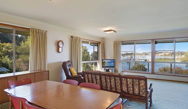 2 Water Crescent - Retro Haven