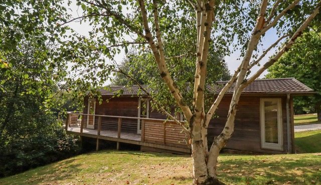 2 WATER'S EDGE, pet friendly, luxury holiday cottage in Lanreath