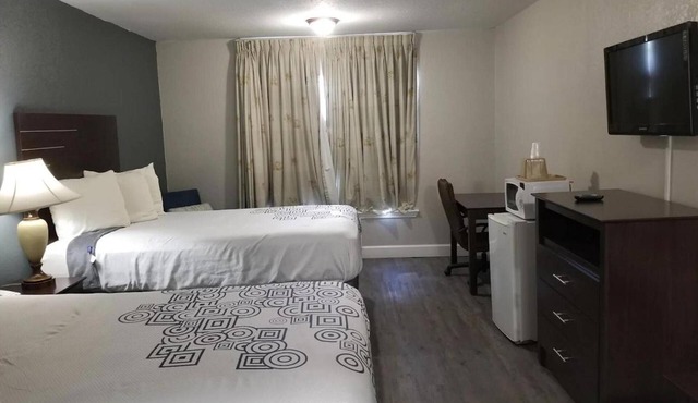 2 Welcoming Rooms Near Houston Landmarks for Family Adventures | Onsite BBQ Area