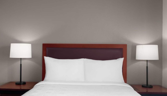 2 Welcoming Suites Near Roseville Golfland Sunsplash, Perfect for Families!