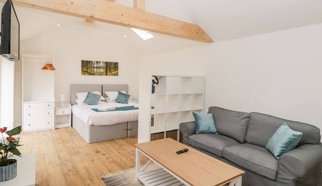 2 WELFORD BARNS, pet friendly, with a garden in Fordingbridge