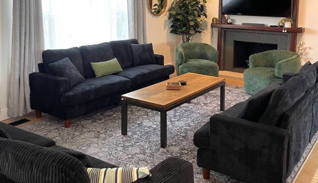 2 whole houses, Fire pit, Game room, feel at home.