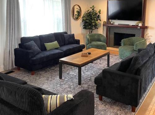 2 whole houses, Fire pit, Game room, feel at home.