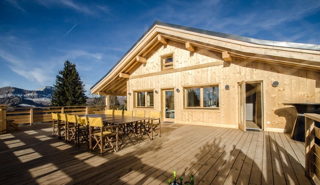 2 WINGS AND 3 FEATHERS: CONFIDENTIAL RENTAL IN THE MOUNTAINS.