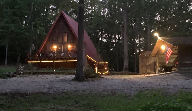 2 wooded acres, 2 king beds & 1 full bed, fire pit & plenty of parking!